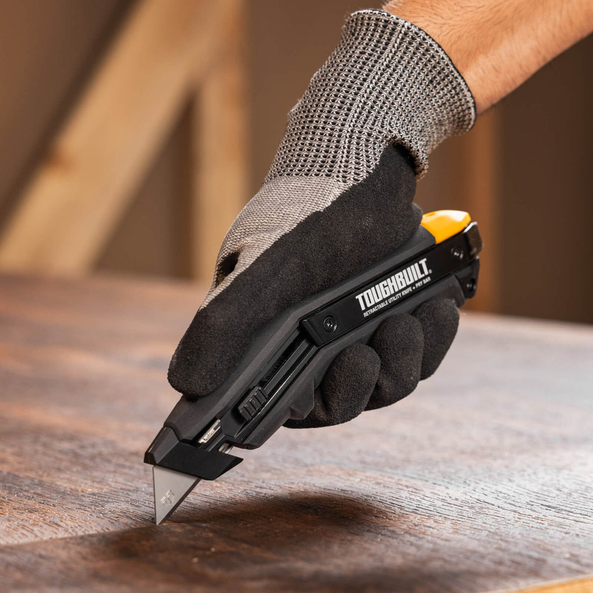 Angled Utility Knife with Pry Bar
